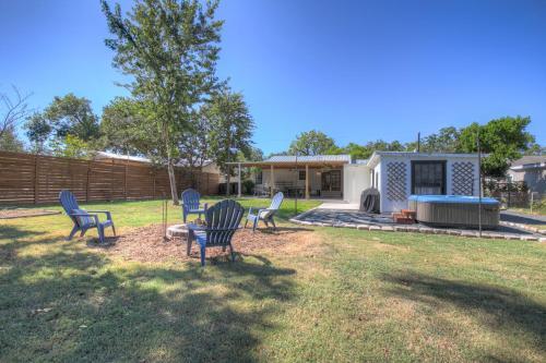 New Modern Farmhouse With Hot Tub, Fire Pit, & Games