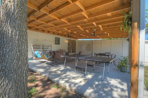 New Modern Farmhouse With Hot Tub, Fire Pit, & Games