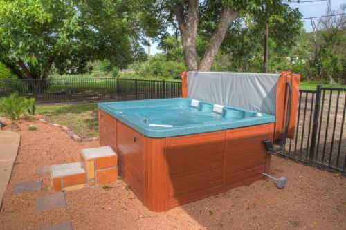New Luxurious Home With Pool And Hot Tub