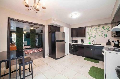Stylish Jungle Insta-ready Townhome W/ Patio