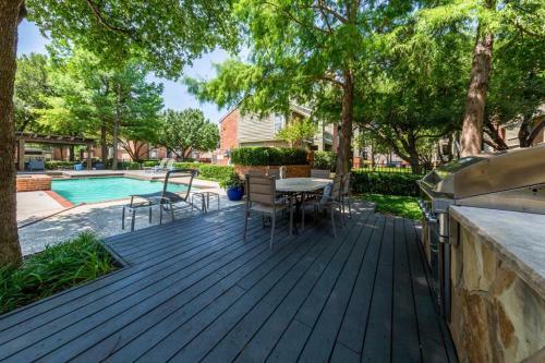 O-range Venue Apartment : Pool View, King Bed & Car Garage