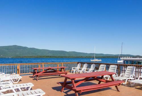 Hotel Flamingo Resort On Lake George