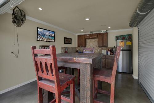 Let's Go Tubing! Awesome House-next To River!