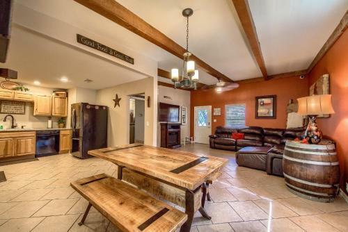 Hill Country Getaway Br 2230b