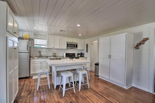 Galveston Getaway With Deck And Yard Walk To Beach