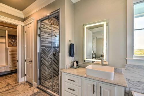 Galveston Home With Balconies, 1 Block To Beach