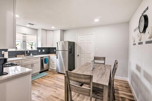 Bright And Airy Galveston Home Less Than 2 Mi To Beach!
