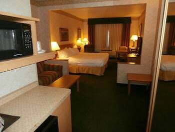 Holiday Inn Express Hotel & Suites Raton