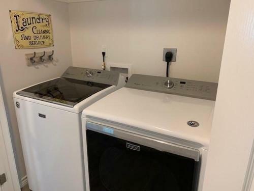 Purple Parrot.. Heated Private Pool! Centrally Located! Golf Cart Zone!