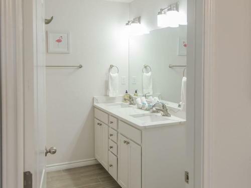 Purple Parrot.. Heated Private Pool! Centrally Located! Golf Cart Zone!