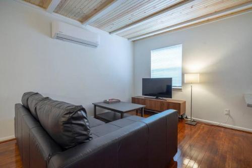 Apartamento Avant-garde Montrose Apt W/ Coffee And Parking