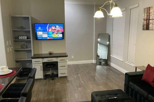 Private Townhouse By The Heights Area And Downtown