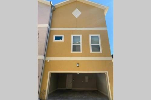 Private Townhouse By The Heights Area And Downtown