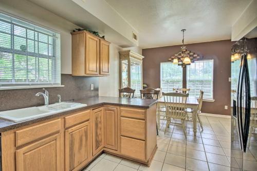 Cozy House With Yard And Fireplace - 3 Mi To Uh!