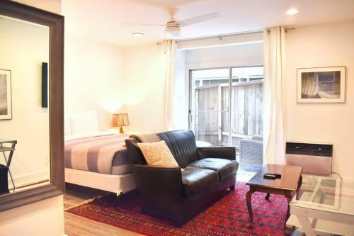 Apartamento Romantic Efficiency On Tree-lined Blvd - First Floor Living With Pool & Private Patio