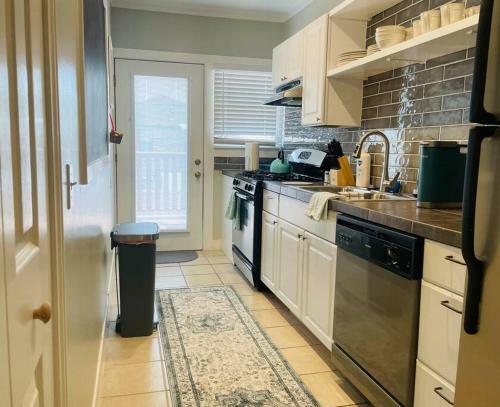 4bed/4bath - 4apts-1house- The Entire Urban Villa