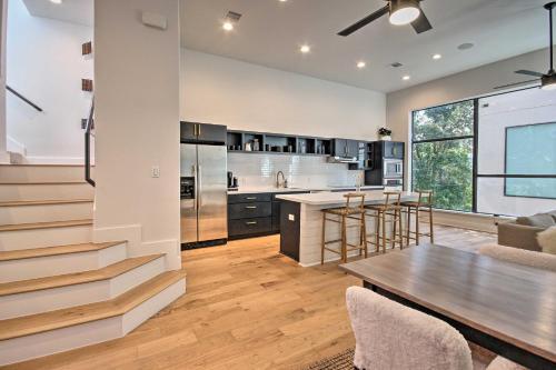 Chic Houston Townhome With Private Outdoor Lounge!