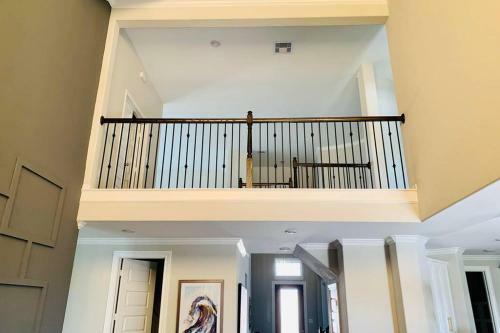 Charming Retreat! Modern Family Luxury Home