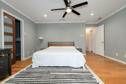 Entire House & Private Deck: Overlooks Creek & Woods