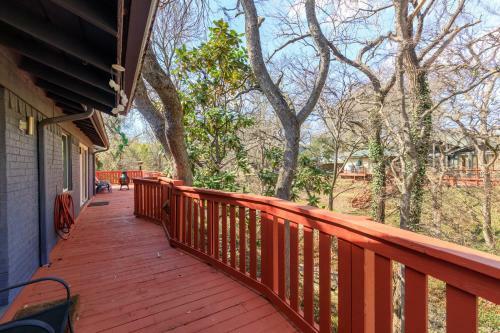 Entire House & Private Deck: Overlooks Creek & Woods