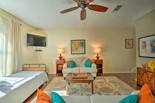 Colorful Townhome - Walk To Chandor Gardens!