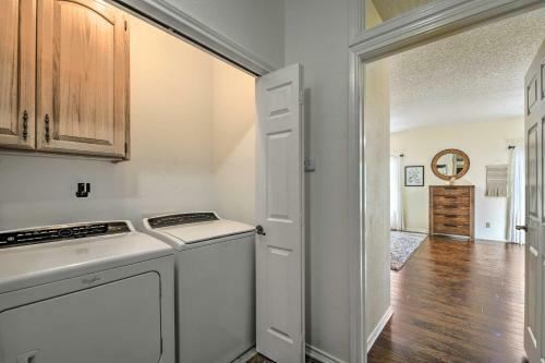 Colorful Townhome - Walk To Chandor Gardens!