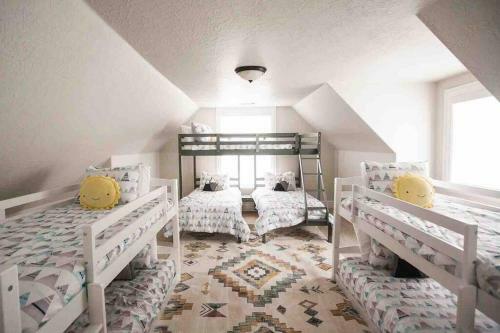 *spacious, Modern Mountain Vacation Home!*