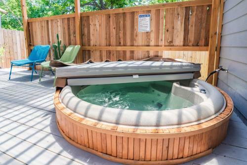 Downtown House 5 Minutes From Riverwalk Whot-tub