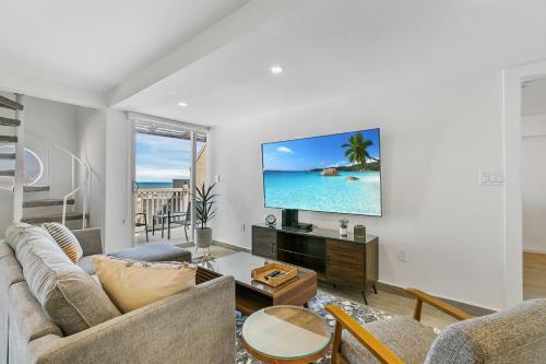 Fully Renovated Beachfront Villa With Picture Perfect Ocean Views