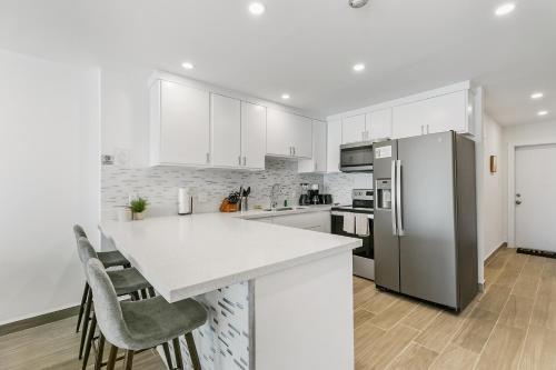 Fully Renovated Condo Steps From The Beach With Ocean View Balcony