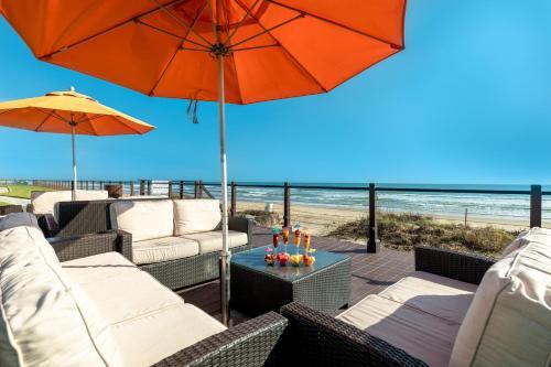 Fully Renovated Condo Steps From The Beach With Ocean View Balcony