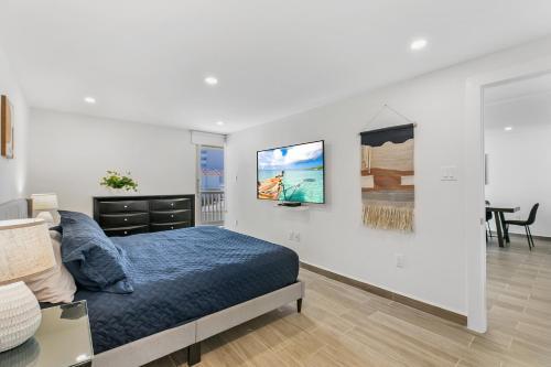 Fully Renovated Condo Steps From The Beach With Ocean View Balcony