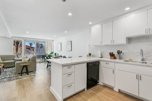 Fully Renovated Condo Steps From The Beach With Ocean View Balcony