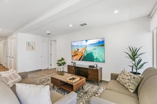 Fully Renovated Condo Steps From The Beach With Ocean View Balcony