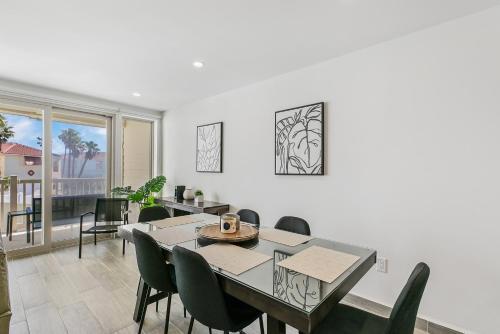 Fully Renovated Condo Steps From The Beach With Ocean View Balcony
