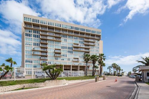 Ground Level Pet-friendly Condo Seconds From Beach