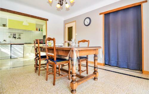 Awesome Home In Meynes With Wifi And 2 Bedrooms