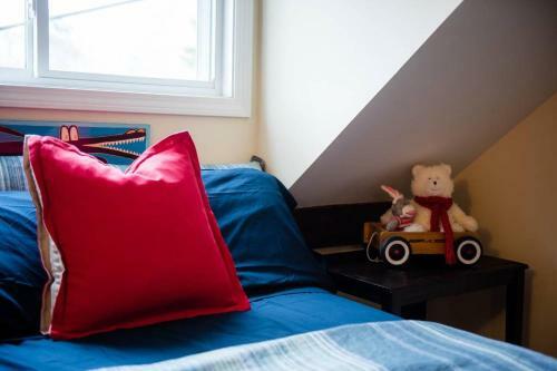 Stunning Lake Front! Modern+chic+cosy Pet Friendly