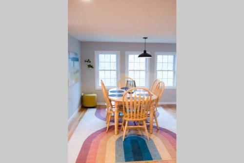 Stunning Lake Front! Modern+chic+cosy Pet Friendly