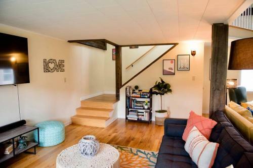 Stunning Lake Front! Modern+chic+cosy Pet Friendly