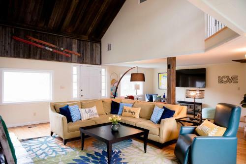 Stunning Lake Front! Modern+chic+cosy Pet Friendly