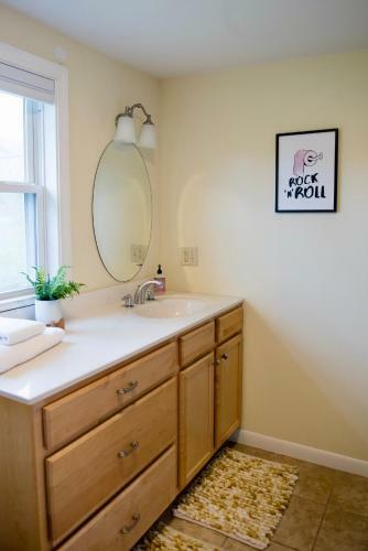 Stunning Lake Front! Modern+chic+cosy Pet Friendly