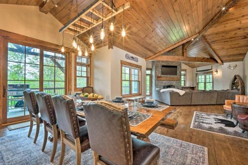 Elegant Mtn Chalet With Deck 1 Mi To Mt Snow!