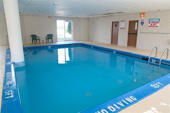 Hotel Charlevoix Inn & Suites