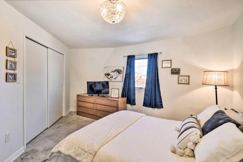 Unique Peddlin Round House With Lake Views!