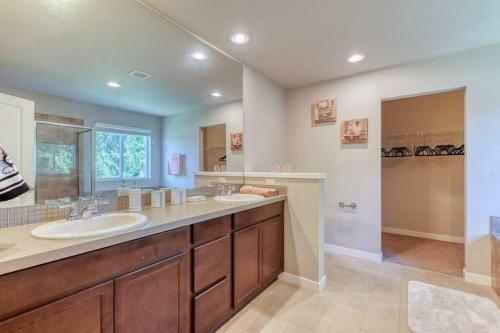 Quieter Villa: Neighborhood, Closer To Boeing