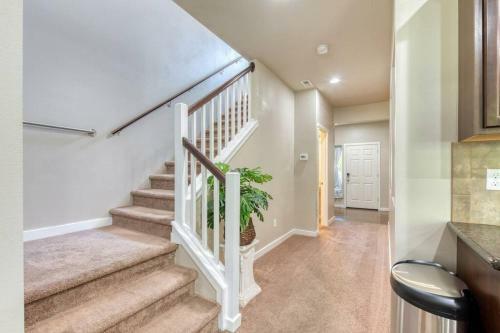 Quieter Villa: Neighborhood, Closer To Boeing