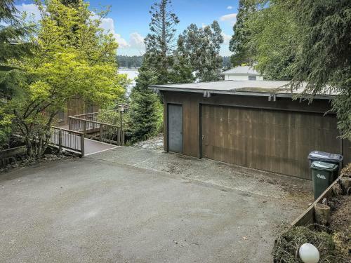 Pacific Nw Mid-century Modern Waterfront Gem Located On Raft Island Home