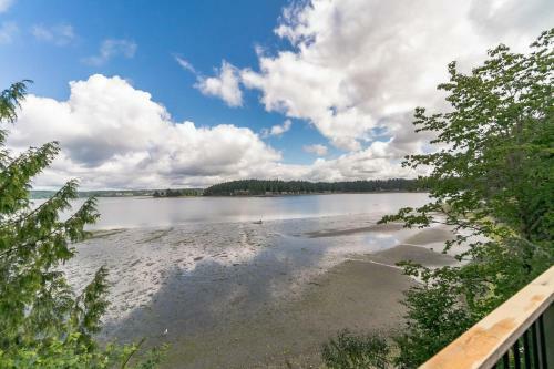 Pacific Nw Mid-century Modern Waterfront Gem Located On Raft Island Home