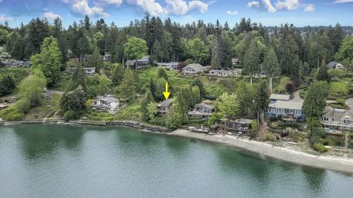 Pacific Nw Mid-century Modern Waterfront Gem Located On Raft Island Home